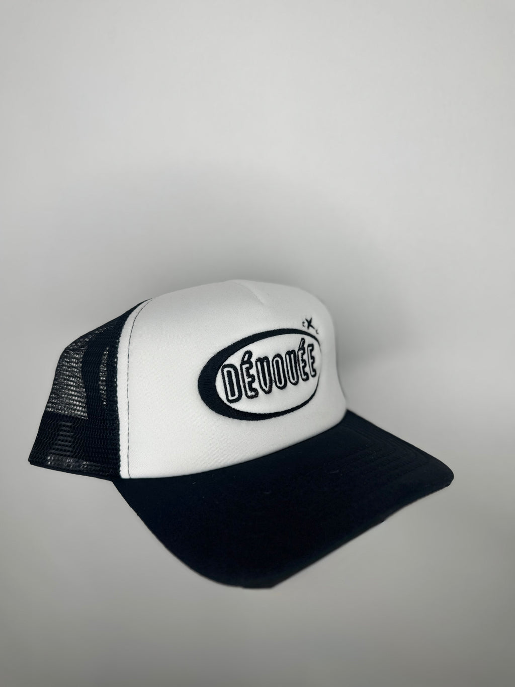 Dévouée Noir white hat