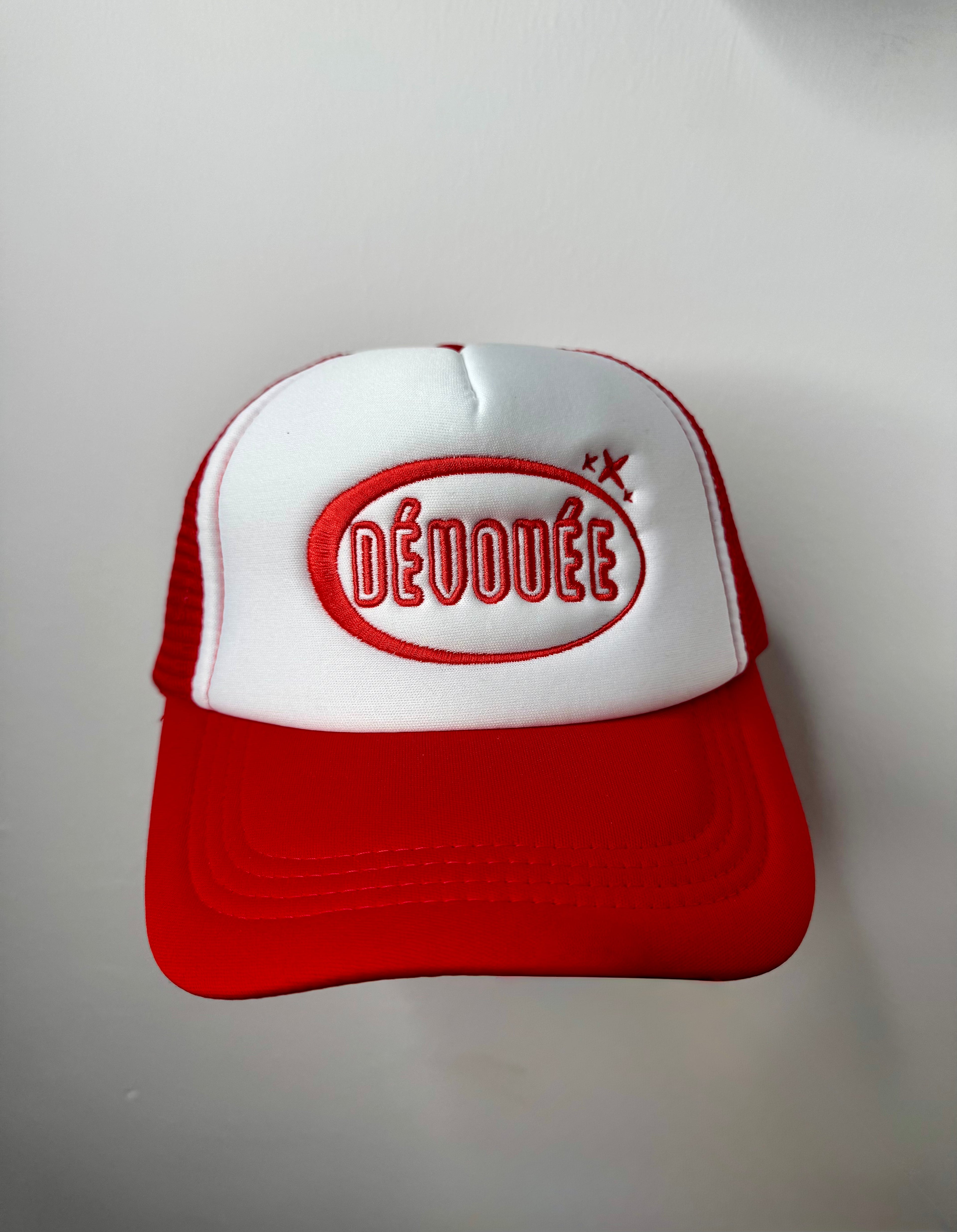 Dévouée crimson red cap