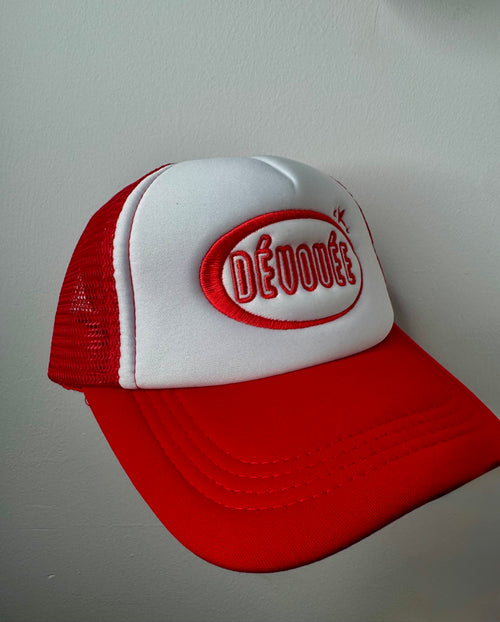Dévouée crimson red cap